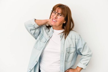 Beyaz arka planda soyutlanmış orta yaşlı beyaz bir kadın yorgun ve uykulu..