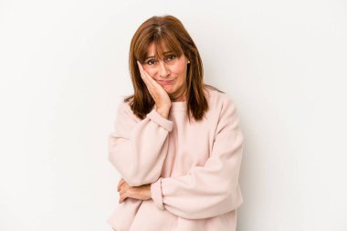 Beyaz arka planda izole edilmiş orta yaşlı beyaz kadın sıkılmış, yorgun ve dinlenmeye ihtiyacı var..