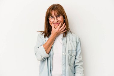 Beyaz arka planda soyutlanmış orta yaşlı beyaz kadın iki seçenek arasında şüphe duyuyor.