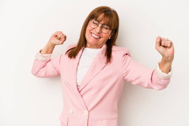 Beyaz arka planda izole edilmiş orta yaşlı beyaz kadın kollarını uzatıyor, rahat bir konumda..