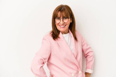 Beyaz arka planda izole edilmiş orta yaşlı beyaz kadın ellerini kalçasında tutuyor..