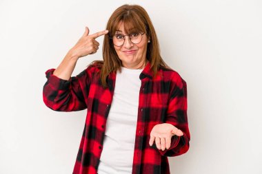 Beyaz arka planda izole edilmiş orta yaşlı beyaz kadın elinde bir ürün tutuyor ve.