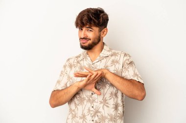 Gri arka planda izole edilmiş genç melez bir adam inkâr jesti yapıyor.