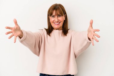 Beyaz arka planda izole edilmiş orta yaşlı beyaz kadın kameraya sarıldığı için kendini güvende hissediyor..