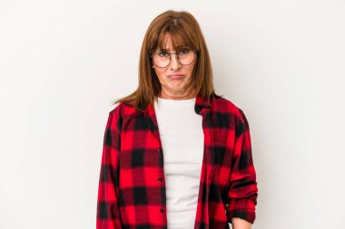 Beyaz arka planda soyutlanmış orta yaşlı beyaz bir kadın üzgün, ciddi bir yüz, mutsuz ve hoşnutsuz hissediyor..