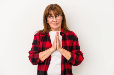 Beyaz arka planda izole edilmiş orta yaşlı beyaz bir kadın. Dua ediyor, bağlılık gösteriyor. İlahi ilham arayan dindar biri..