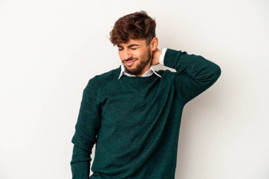 Genç melez adam gri arka planda izole edilmiş, sabit yaşam tarzından dolayı boyun ağrısı çekiyor..