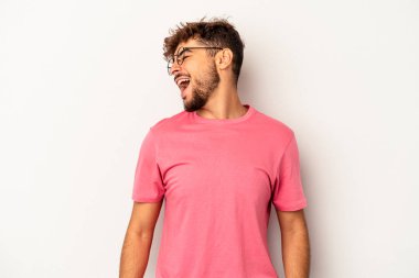 Genç melez adam gri arka planda yalnız dans ediyor ve eğleniyor..