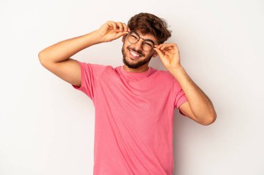 Genç melez adam gri arka planda izole edildi.