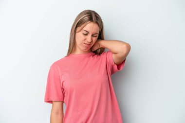 Mavi arka planda izole edilmiş genç beyaz kadın sabit yaşam tarzından dolayı boyun ağrısından muzdarip..