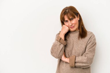 Beyaz arka planda izole edilmiş orta yaşlı beyaz kadın üzgün ve dalgın hisseder, fotokopi alanına bakar..
