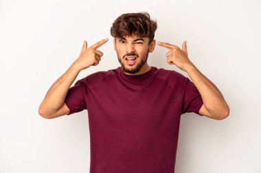 Genç melez adam gri arka planda izole edilmiş işaret parmağıyla hayal kırıklığı jesti gösteriyor..