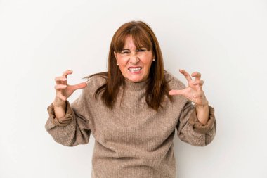 Beyaz arka planda izole edilmiş orta yaşlı beyaz kadın öfkeyle bağırıyor..