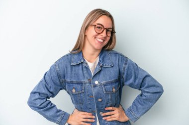 Mavi arka planda izole edilmiş genç beyaz kadın mutlu, güler yüzlü ve neşeli..