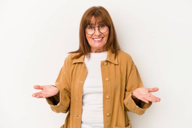 Beyaz arka planda izole edilmiş orta yaşlı beyaz kadın kollarıyla ölçek oluşturuyor, mutlu ve kendinden emin hissediyor..