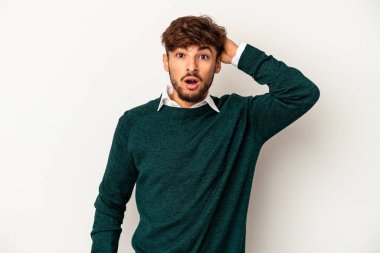 Genç melez adam gri arka planda izole edilmiş şoka uğrayan, önemli bir toplantıyı hatırladı..
