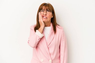 Beyaz arka planda soyutlanmış orta yaşlı beyaz bir kadın yorgun ve uykulu..