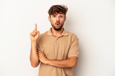 Genç melez adam gri arka planda izole edildi. Harika bir fikri var, yaratıcılık kavramı..