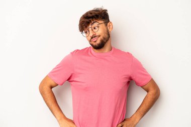 Genç melez adam, gri arka planda izole edilmiş hedeflerine ve amaçlarına ulaşma hayali kuruyor.