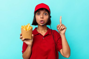 Genç, melez, fast food restoranı çalışanı elinde kızartmalarla mavi arka planda harika bir fikir, yaratıcılık kavramına sahip..