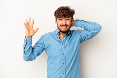 Genç melez adam gri arka planda izole edilmiş öfkeyle bağırıyor..