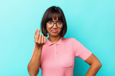 Mavi arka planda izole edilmiş genç bir ırk kadını parasız olduğunu gösteriyor..