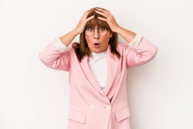 Beyaz arka planda izole edilmiş orta yaşlı beyaz kadın şaşırmış ve şok olmuş..