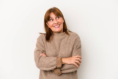 Beyaz arka planda izole edilmiş orta yaşlı beyaz kadın hedeflerine ve amaçlarına ulaşma hayali kuruyor.