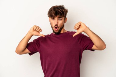 Genç melez adam gri arka planda izole edilmiş gururlu ve kendinden emin hissediyor, örnek olarak..