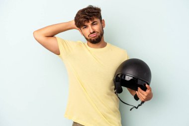 Mavi arka planda izole edilmiş motosiklet kaskı taşıyan genç melez adam şok olmuştu. Önemli bir toplantıyı hatırladı..