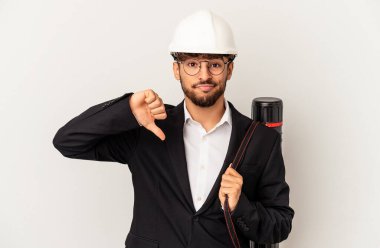 Gri arka planda izole edilmiş kask takan genç, melez bir mimar hoşlanmadığı bir hareket gösteriyor. Anlaşmazlık konsepti.