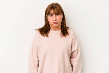 Beyaz arka planda izole edilmiş orta yaşlı beyaz kadın yanakları şişer, yorgun bir ifadesi vardır. Yüz ifadesi kavramı.