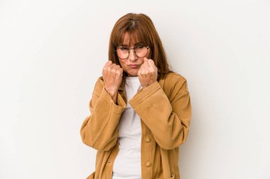 Beyaz arka planda izole edilmiş orta yaşlı beyaz bir kadın bir tartışma yüzünden yumruk, öfke ve kavga atıyor..