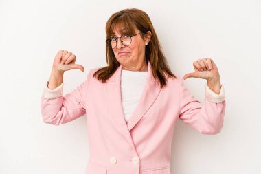 Beyaz arka planda izole edilmiş orta yaşlı beyaz kadın gururlu ve kendinden emin hissediyor, örnek olarak..