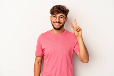 Genç melez adam gri arka planda izole edilmiş. İki numarayı parmaklarıyla gösteriyor..