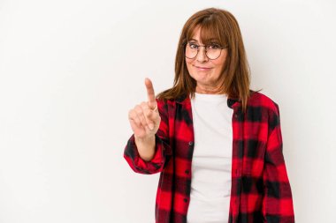 Beyaz arka planda izole edilmiş orta yaşlı beyaz kadın bir numarayı parmağıyla gösteriyor..