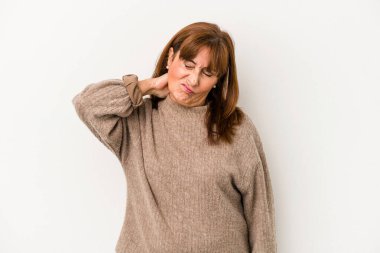 Beyaz arka planda izole edilmiş orta yaşlı beyaz kadın sabit yaşam tarzından dolayı boyun ağrısı çekiyor..