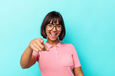 Mavi arka planda soyutlanmış genç, melez bir kadın. Neşeli gülümsemeler ön tarafı işaret ediyor..