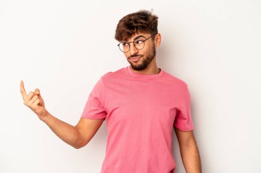Genç melez adam, gri arka planda izole edilmiş seni işaret ediyor sanki seni davet ediyormuş gibi..