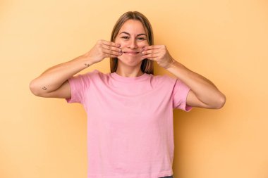 Sarı arka planda izole edilmiş beyaz bir kadın iki seçenek arasında şüphe duyuyor..