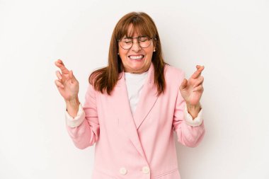 Beyaz arka planda izole edilmiş orta yaşlı beyaz kadın şans dilemek için şans diliyor.