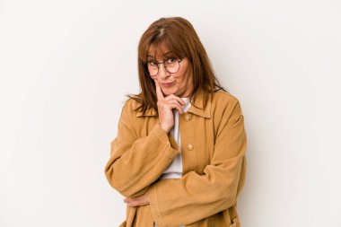 Beyaz arka planda izole edilmiş orta yaşlı beyaz bir kadın bir strateji planlıyor, bir işin nasıl olacağını düşünüyor..