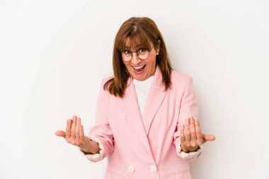 Beyaz arka planda izole edilmiş orta yaşlı beyaz kadın seni işaret ediyor sanki davet ediliyormuş gibi..