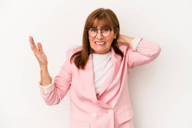 Beyaz arka planda izole edilmiş orta yaşlı beyaz kadın öfkeyle bağırıyor..