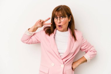 Beyaz arka planda izole edilmiş orta yaşlı beyaz kadın dans ediyor ve eğleniyor..