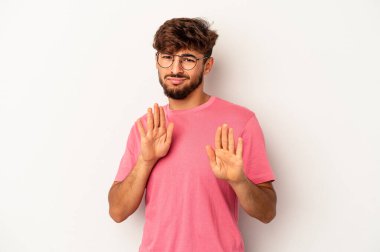 Genç melez adam gri arka planda izole edilmiş, tiksinti gösteren birini reddediyor..
