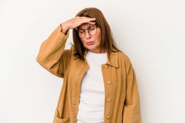 Beyaz arka planda izole edilmiş orta yaşlı beyaz kadın şakaklara dokunuyor ve baş ağrısı çekiyor..