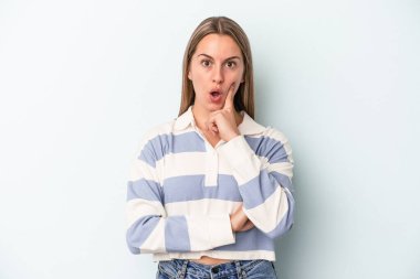 Kafkasyalı genç bir kadın mavi arka planda izole edilmiş. Harika bir fikri var, yaratıcılık kavramı..