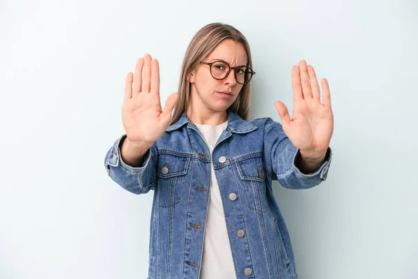 Mulher Caucasiana Jovem Isolado Fundo Azul Com Mão Estendida Mostrando — Fotografia de Stock