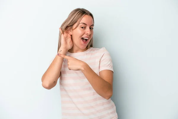 Ung Kaukasisk Kvinna Isolerad Blå Bakgrund Försöker Lyssna Ett Skvaller — Stockfoto